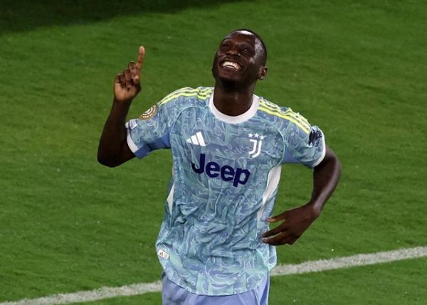 Duti: Juventus gia hạn khoản